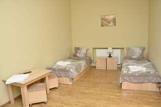 Гостевой дом комфорт Marneuli Двухместный номер с 2 отдельными кроватями и собственной ванной комнатой-3